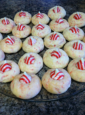  Peppermint Kiss Sugar Cookies and Santa Hat Cake Pops   Guest Post by Kinnas Kreations