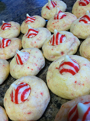  Peppermint Kiss Sugar Cookies and Santa Hat Cake Pops   Guest Post by Kinnas Kreations
